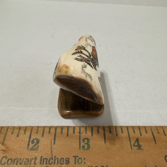Scrimshaw wildlife engraving on a portion of a Whale’s tooth - Picture 6 of 6